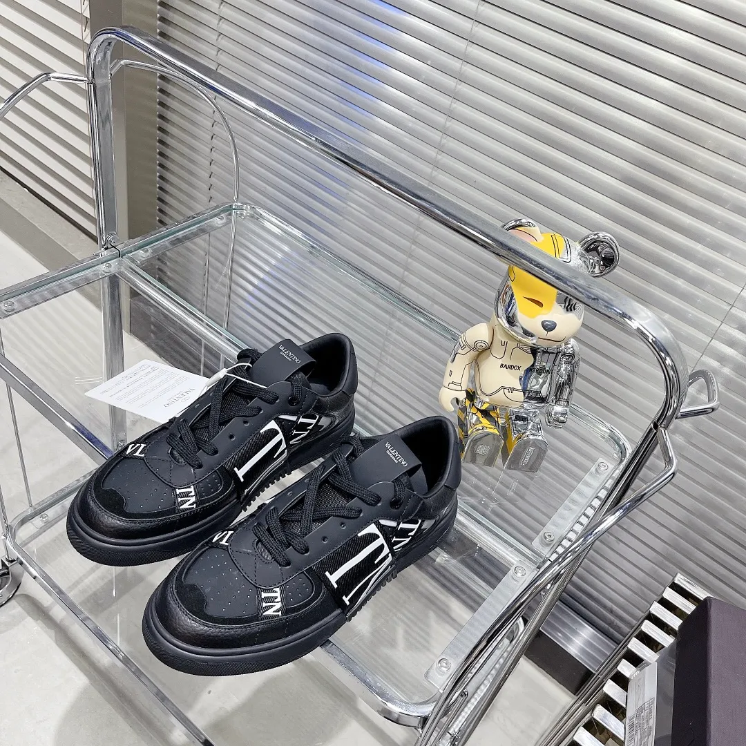 👟👟Ex-factory price 600👟👟 Valentino ONE STUD calfskin lace-up sneakers. Soft suede low-top sneakers, classic and versatile, couple's sneakers, special goods, worth buying! A pair of simple shoes with unique details will save you from the difficulty of dressing. OneStud sneakers, with quilted plaid and oversized rivets, create an eye-catching punk style and get rid of the heavy feeling of this season's clothing. Upraise calfskin derby shoes, with exquisite leather construction and simple silhouette, and smooth lines set the tone of coolness, are a versatile item in the wardrobe. There are more Valentino boutique shoes waiting for you to unlock! It’s time to get the shoes you’ve been coveting for a long time! Officially on sale 7,+++ - Seven straps, decorated with metallic rubber effect. Decoration on the back and tongue. Size 35-44.